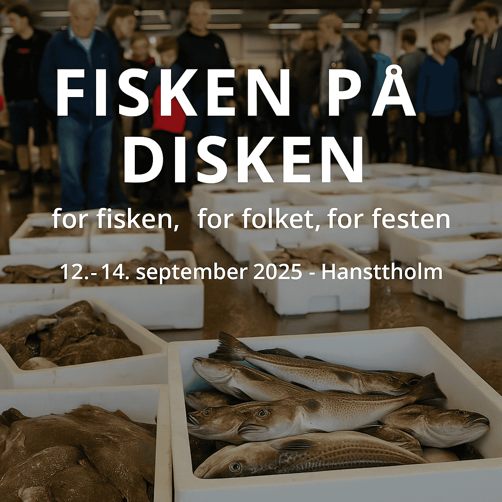 Friske fisk i kasser i Auktionshal 5 under Fisken på Disken i Hanstholm – festival omgivet af glade mennesker og havnestemning.”