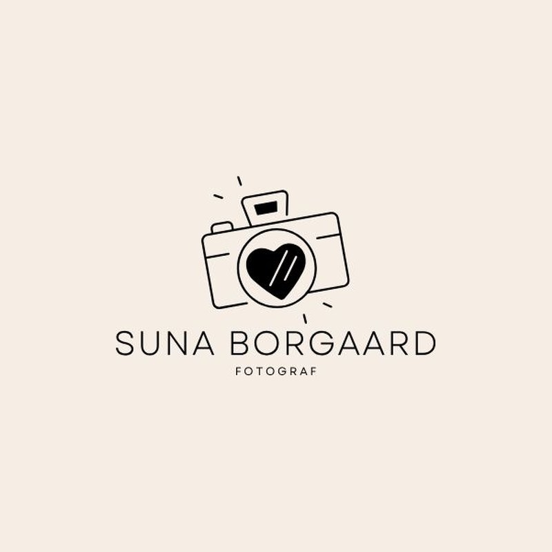 Logo for Suna Borgaard, fotograf: tegnet kamera med et hjerte i linsen
