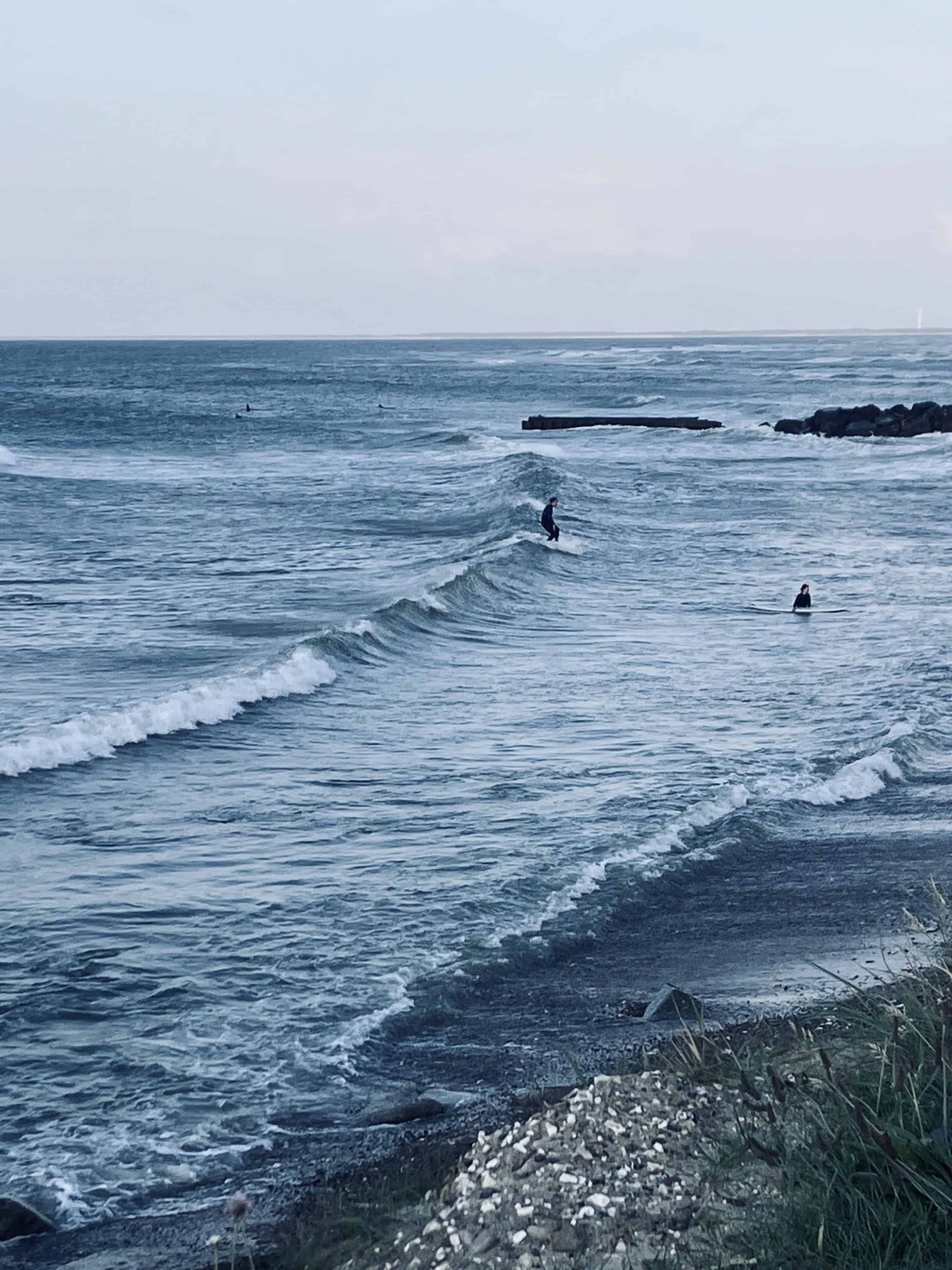 Aftensurf ved Hanstholm i sommerlys