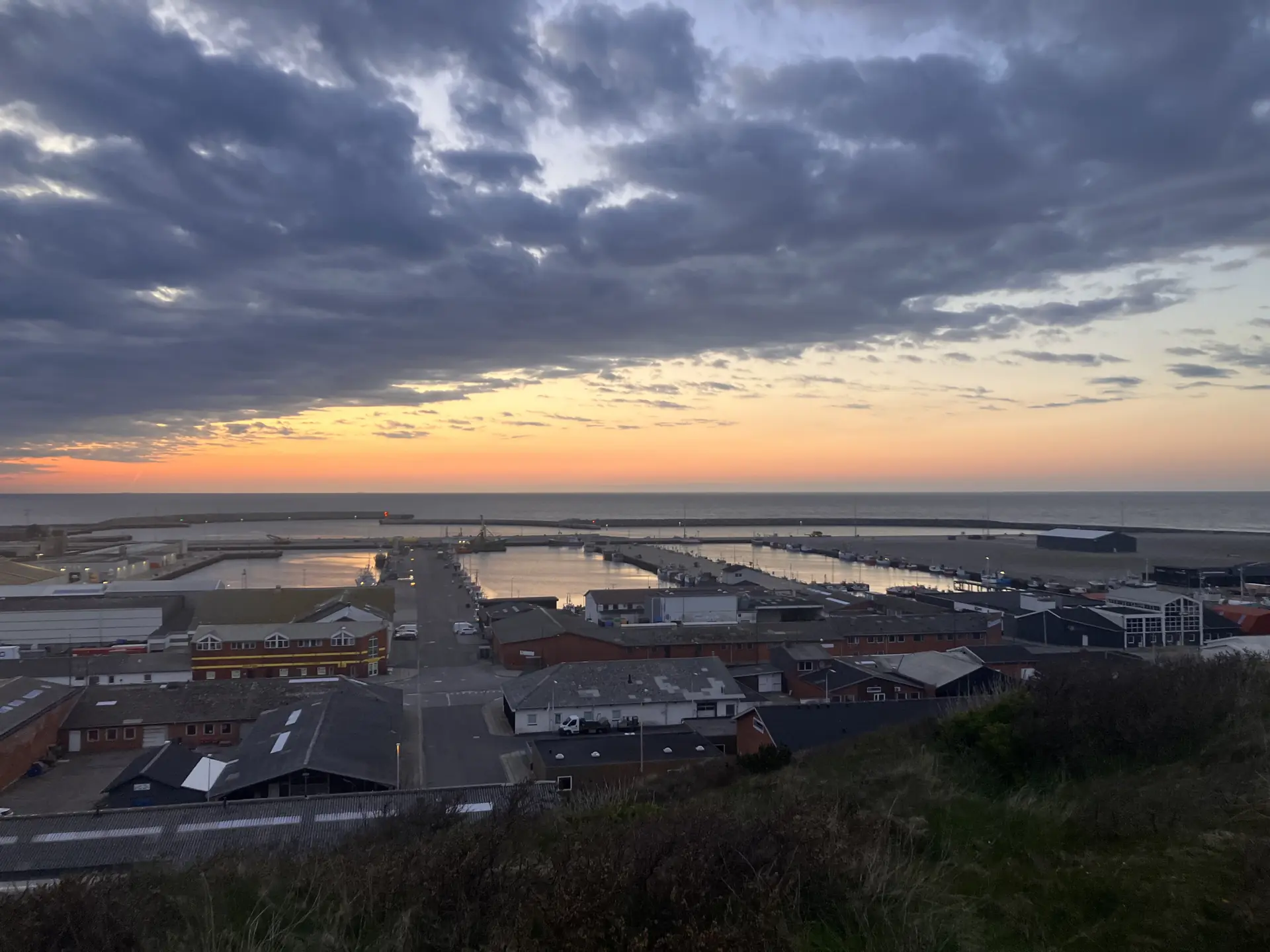 Hanstholm Havn og byen set fra oven en aften