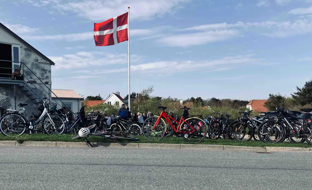 Cykler og dannebrogsflag foran Hanstholm Skole