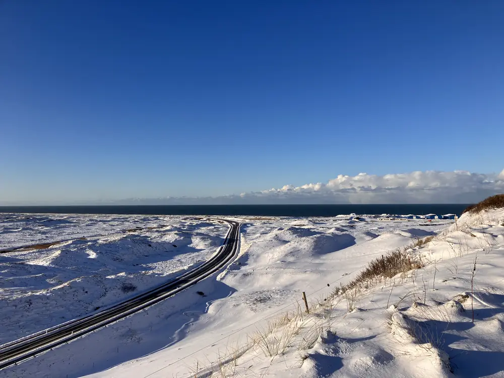 Sne over klitterne og vejen ved Hanstholm